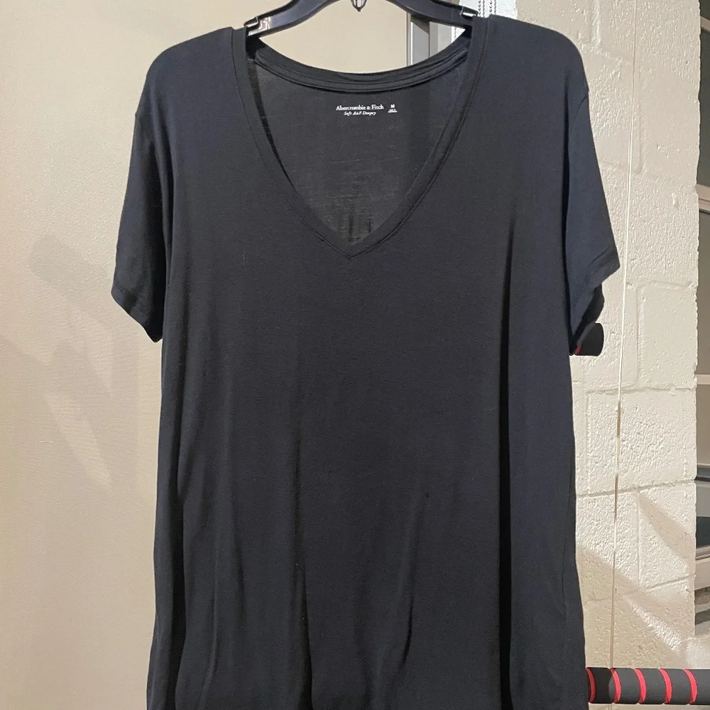 🌟(2 for $36) Abercrombie & Fitch V-Neck Tees | Soft A&F Drapey T-Shirt | Size M - Picture 3 of 13